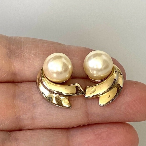 TAT Swirl design gold tone faux pearl stud earrings Signed - Picture 11 of 12